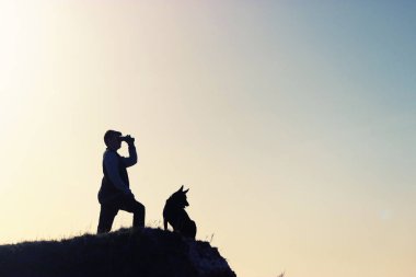adam ve köpeği dağ tepe üzerinde durmak