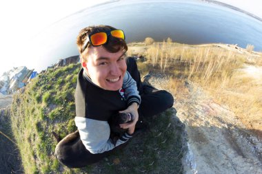 Köpeğini tutan adam