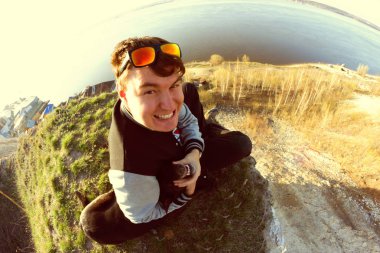 Köpeğini tutan adam