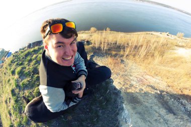 Köpeğini tutan adam