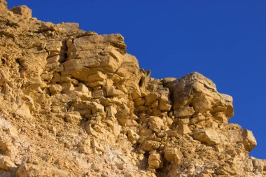 Yukarıdaki mavi gökyüzü ile taş taş yakın çekim