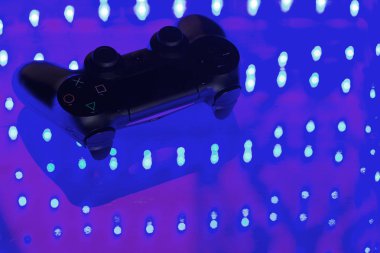 Oyun denetleyicisi üzerinde ışıklı