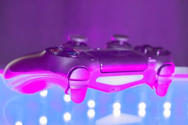 Oyun denetleyicisi üzerinde ışıklı
