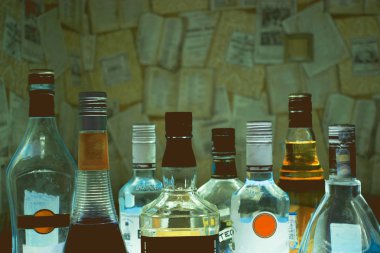 Kazan, Rusya 25.02.2017: Bol şişe alkol içen bir satırda