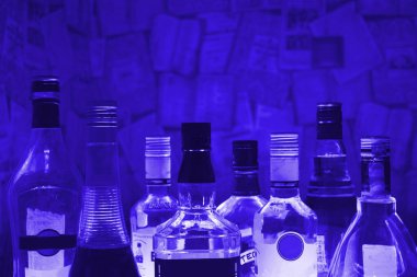 Kazan, Rusya 25.02.2017: Bol şişe alkol içen bir satırda