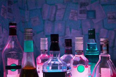 Kazan, Rusya 25.02.2017: Bol şişe alkol içen bir satırda