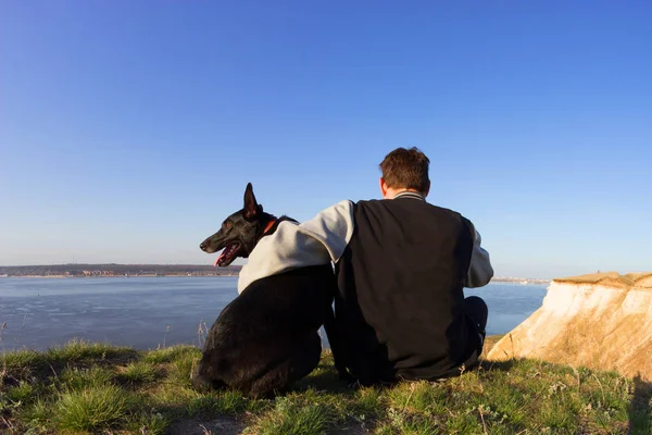 Rückansicht eines Mannes mit Hund am Strand — Stockfoto