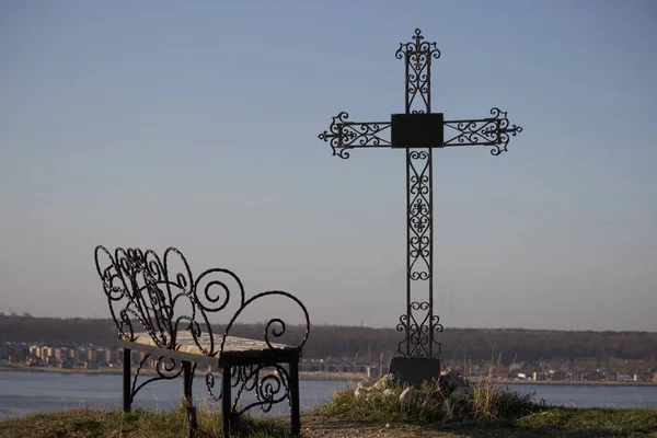 Крест на кладбище в силуэте — стоковое фото