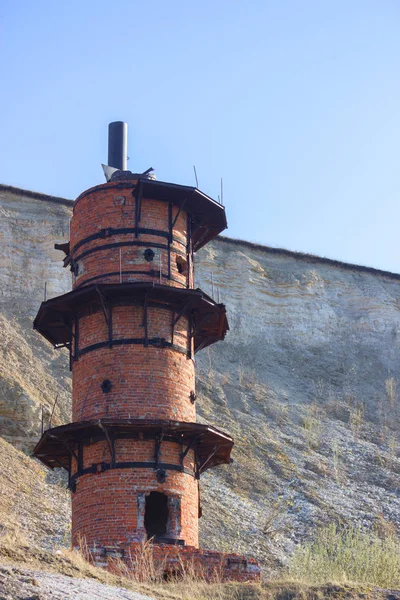 Bir iki katlı tuğla bina yok