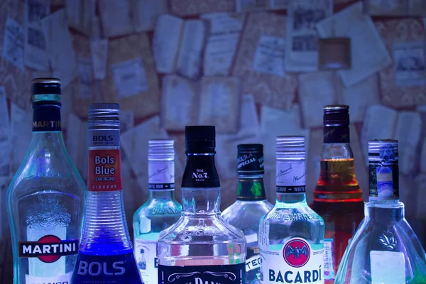 Kazan, Rusya 25.02.2017: Bol şişe alkol içen bir satırda