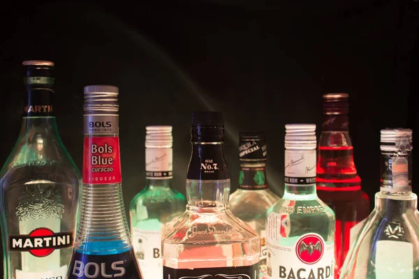 Kazan, Rusya 25.02.2017: Bol şişe alkol içen bir satırda