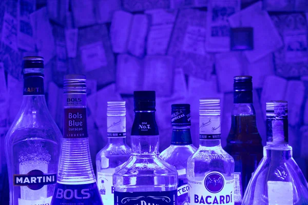 Kazan, Rusya 25.02.2017: Bol şişe alkol içen bir satırda