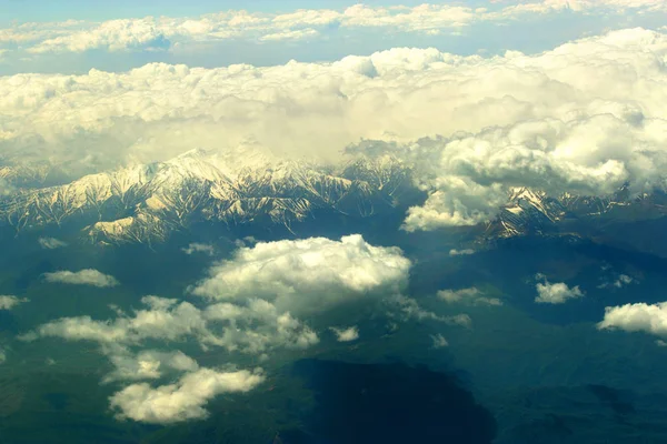 Nuvens brancas abaixo — Fotografia de Stock