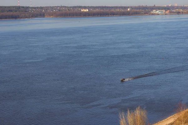 Vue aérienne de la rivière avec bateaux à moteur — Photo