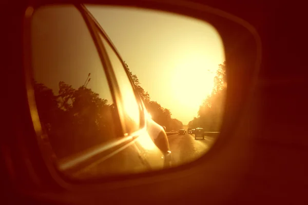 Боковое зеркало в машине — стоковое фото