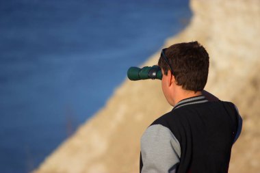 Bir adam sahilde ayakta