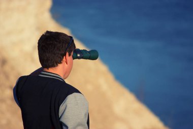 Bir adam sahilde ayakta