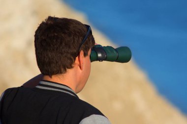 Bir adam sahilde ayakta