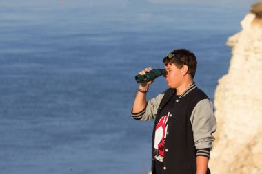 Bir adam sahilde ayakta