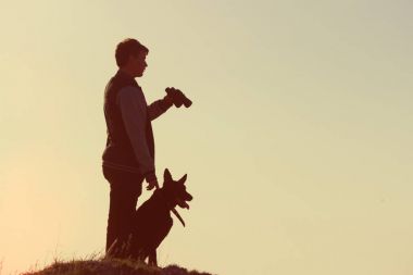 adam ve köpeği dağ tepe üzerinde durmak