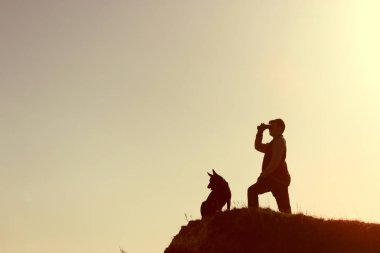 adam ve köpeği dağ tepe üzerinde durmak