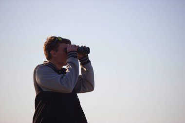 Dürbünle bakan adam