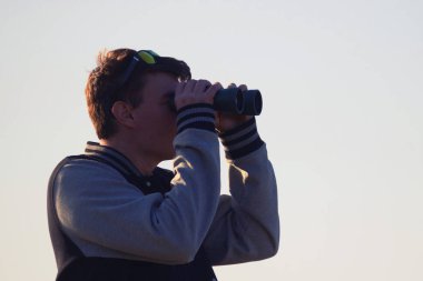 Dürbünle bakan adam