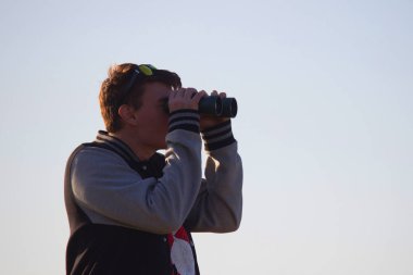 Dürbünle bakan adam