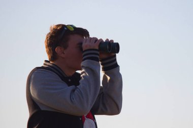 Dürbünle bakan adam