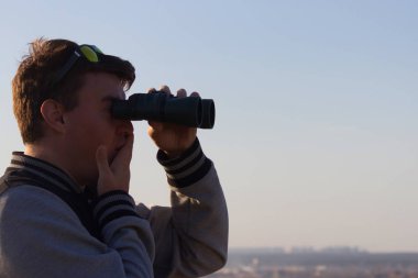 Dürbünü olan adam