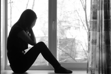 Pencere kenarında oturmuş, Ağlayan kadın