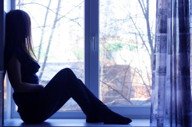 hüzünlü güzel kız evde bu gece