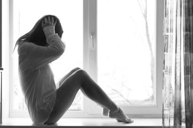 kadın kulakları takın