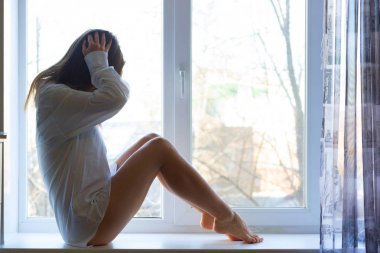 kadın kulakları takın