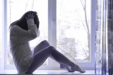 kadın kulakları takın