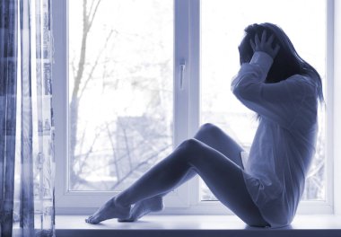 kadın kollarını onun başının üstüne koy.