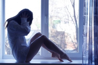 kadın kollarını onun başının üstüne koy.