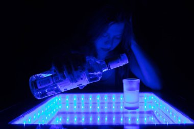 Sarhoş kız şişe alkol arıyor