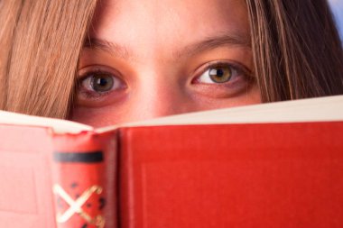 bir kitap ile gülümseyen kız