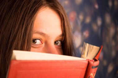 bir kitap ile gülümseyen kız