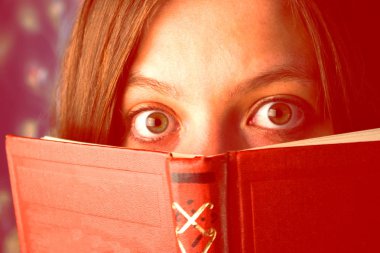 bir kitapla korkmuş bir kız