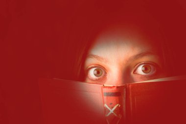 bir kitapla korkmuş bir kız