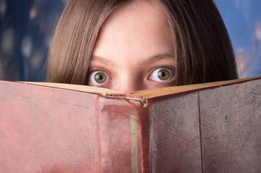 Eski bir kitap ile sürpriz kız