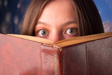 Eski bir kitap ile sürpriz kız