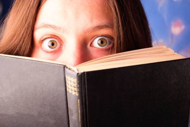 bir kitapla korkmuş bir kız