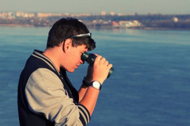 Bir adam sahilde ayakta