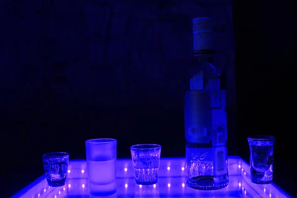 Studio skott av flaskan med glas vodka — Stockfoto