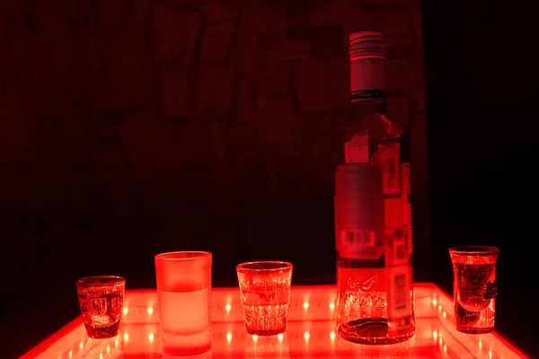Studio shot di bottiglia con bicchiere di vodka — Foto Stock