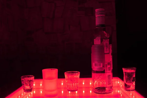 Studio shot di bottiglia con bicchiere di vodka — Foto Stock