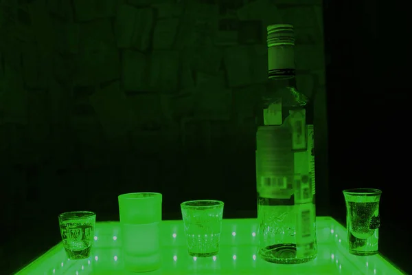 Studio shot di bottiglia con bicchiere di vodka — Foto Stock